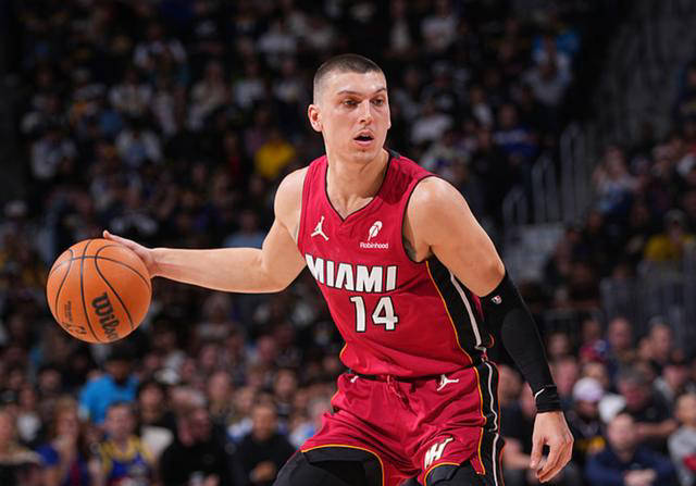 半岛体育官网 - 穆雷回归赛场，爆冷首场状态亮眼，热火观众沸腾！