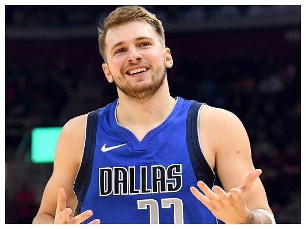 半岛体育APP - 东契奇回归赛场,惊险取胜首场状态亮眼,快船观众沸腾!